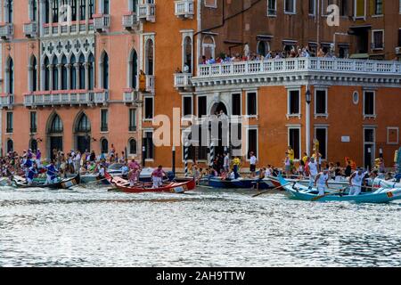 Venedig, Italien - 7. September 2008: Historische Schiffe geöffnet die Regata Storica findet jedes Jahr am ersten Sonntag im September. Stockfoto