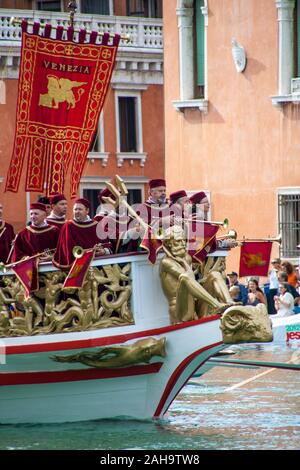 Venedig, Italien - 7. September 2008: Historische Schiffe geöffnet die Regata Storica findet jedes Jahr am ersten Sonntag im September. Stockfoto