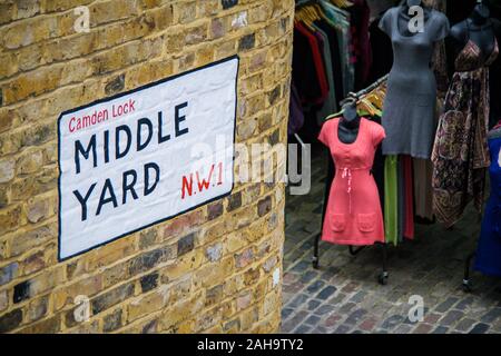 Mitte Yard Street Sign auf einer gemauerten Wand in Camden Lock Market London, Großbritannien Stockfoto