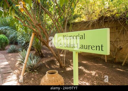 Zeichen Regie zu Yves Saint Laurent Mahnmal im Jardin Majorelle, Majorelle. Marrakesch, Marokko Gueliz Stockfoto