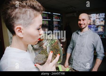 Der Käufer Geschmack grüner Tee für den Geruch Stockfoto