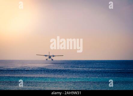 Privater Transfer mit dem Wasserflugzeug in den Ozean Lagune. Stockfoto