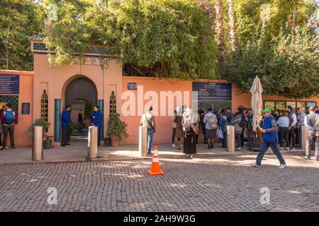 Besucher Kauf von Eintrittskarten am Eingang Jardin Majorelle, Majorelle Garten. Yves Saint Laurent und Pierre Bergé früher Eigentümer. Marrakesch, Marokko Gueliz Stockfoto