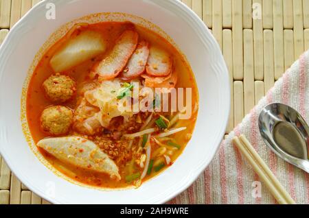 Dünne Reisnudeln topping slice Grill Schweinefleisch und Garnelen Ball in würziger Suppe Stockfoto