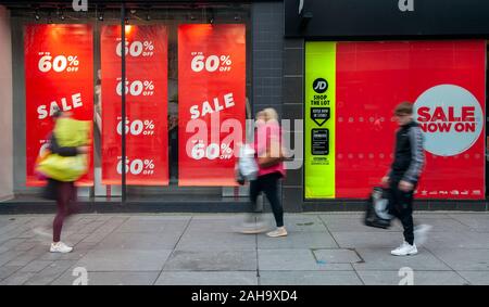 JD Sports; geschäftiges Shopping-Tag im Stadtzentrum als Weihnachtsverkäufe, mit großen Rabatten, da Sonderangebote in den zentral gelegenen Bekleidungsgeschäften im Geschäftsviertel im Stadtzentrum stattfinden. Stockfoto