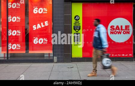 JD Sports Sale; geschäftige Shopping-Tage im Stadtzentrum als Weihnachtsverkäufe, mit großen Rabatten, da Sonderangebote in den zentral gelegenen Bekleidungsgeschäften im Geschäftsviertel im Stadtzentrum stattfinden. Stockfoto