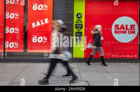 JD Sports; geschäftiges Shopping-Tag im Stadtzentrum als Weihnachtsverkäufe, mit großen Rabatten, da Sonderangebote in den zentral gelegenen Bekleidungsgeschäften im Geschäftsviertel im Stadtzentrum stattfinden. Stockfoto