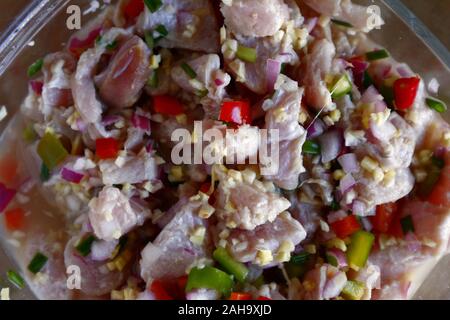 Foto, eine Schale mit frisch zubereiteten kinilaw na Thunfisch oder rohem Fisch Salat Stockfoto