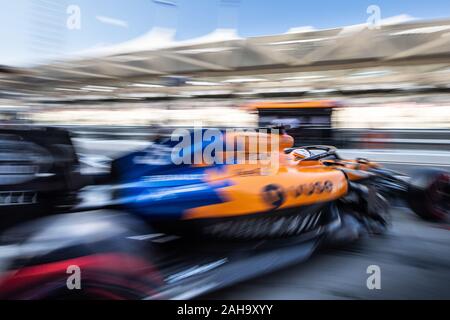 UAE/Abu Dhabi - 30/11/2019 - #55 Carlos Sainz (SPA, McLaren, MCL34) Verlassen der Boxengasse während des RP3 Vor der Qualifikation für die Abu Dhabi Grand Prix Stockfoto