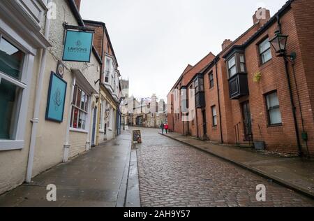 Enge gepflasterte Straße in Lincoln, Großbritannien Stockfoto