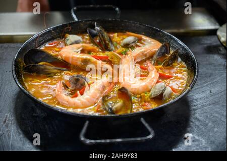 Spanische Küche, Kochen, leckere Paella, berühmte Gericht mit Reis und Fisch aus Valencia Stockfoto