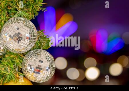 Glaskugel Ornamente auf einem Weihnachtsbaum und verschwommen Lichter. Stockfoto