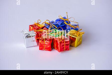 Bunte Geschenkboxen für Festivals auf dem Weißen Blackground Stockfoto