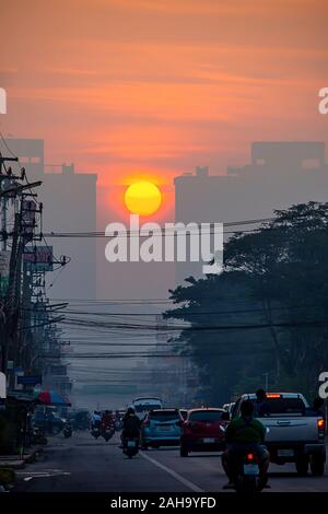 Am frühen Morgen Sonnenlicht auf Gebäuden und die Autos auf der Straße in der Stadt Bangyai Nonthaburi in Thailand. Januar 14, 2019 Stockfoto