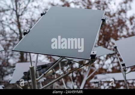 Blick auf das Solarpanel mit tropfenden Regentropfen. Installierte Solaranlage auf einer Straße der Stadt zu berechnen Gadgets. Konzeptionelle Projekt Stockfoto