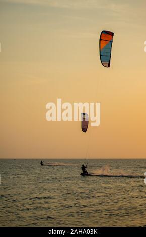 Touristen genießen Kitesurfer Surfen im Meer. Stockfoto