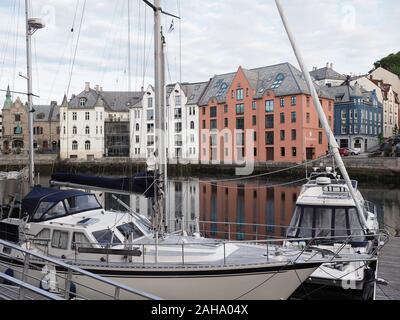 Yachten und Gebäude des Europäischen Alesund Stadt Romsdal Region und Yachten in Norwegen Stockfoto