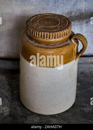 02 Nov 2019 Vintage Steingut einzigartige Form feine Pickels ceramic jar Badoli Idar Sabarkantha Gujarat Indien Stockfoto