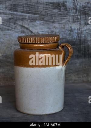 02 Nov 2019 Vintage Steingut einzigartige Form feine Pickels ceramic jar Badoli Idar Sabarkantha Gujarat Indien Stockfoto