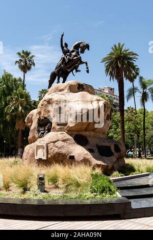 Eine Statue von General José de San Martín zu Pferd, in der Plaza San Martin, Mendoza, Argentinien. Stockfoto