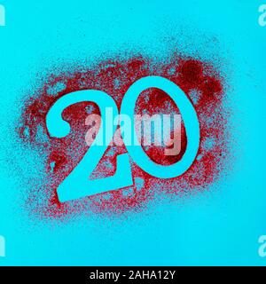 Die Silhouette der Nummer 20 in Rot Glitzer auf einem blauen Hintergrund Stockfoto