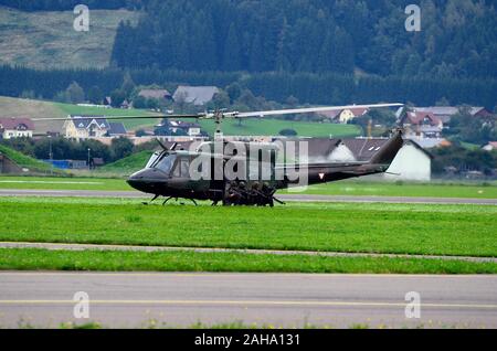 Zeltweg, Steiermark, Österreich - September 02, 2016: Feld Übung mit Augusta Bell Helicopter, die durch die öffentlichen Airshow namens Airpower 16. Stockfoto