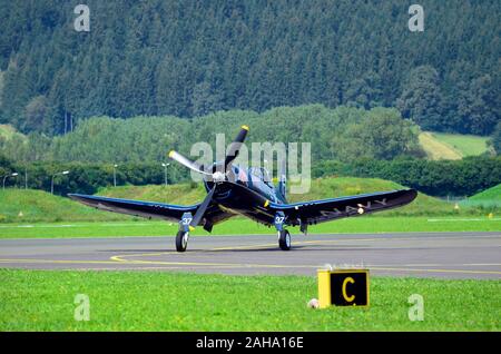 Zeltweg, Steiermark, Österreich - September 02, 2016: Vintage Kampfflugzeuge Vought F4U Corsair AUS DEM ZWEITEN WELTKRIEG mit öffentlichen Airshow namens Airpower 16. Stockfoto