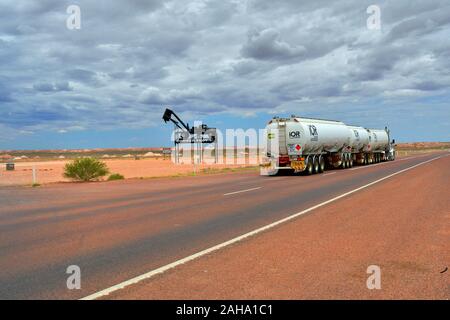 Coober Pedy, SA, Australien - November 13, 2017: Lkw mit drei Trailer namens Zug und Wahrzeichen von Coober Pedy am Stuart Highway Stockfoto