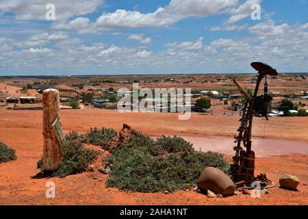 Coober Pedy, SA, Australien - 14. November 2017: Skulptur und Blick über das Outback in Südaustralien Stockfoto