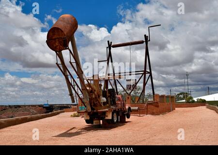 Coober Pedy, SA, Australien - 14. November 2017: Fahrzeug für opal Bergbau und die großen Winde Stockfoto