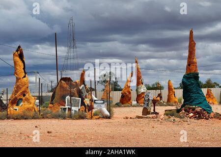 Coober Pedy, SA, Australien - 14. November 2017: Skulpturen und alte Film Maschinen auf öffentlichen Parkplatz im Dorf in Süd Australien gesetzt Stockfoto