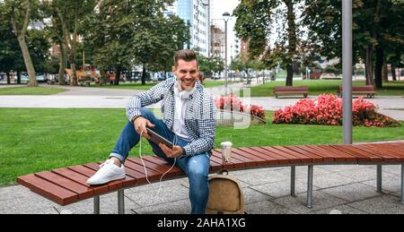 Junger Mann mit Tablet im Freien Stockfoto