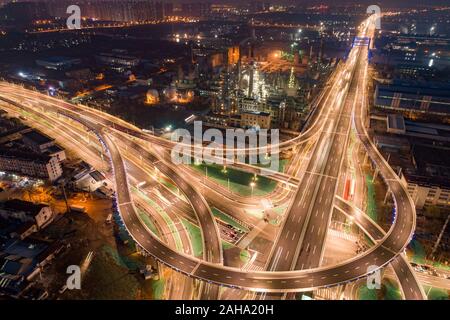 Nacht Blick auf das beleuchtete erhöhten Inner Ring Road und Überführung nach Westen Yan'an Road und Xi'an der Straße zu den Stoßzeiten am Abend in Hua Stockfoto