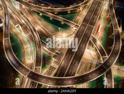 Nacht Blick auf das beleuchtete erhöhten Inner Ring Road und Überführung nach Westen Yan'an Road und Xi'an der Straße zu den Stoßzeiten am Abend in Hua Stockfoto