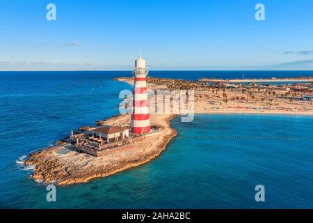 Morgensonne über den Leuchtturm von Ozean Cay Bahamas Insel Stockfoto