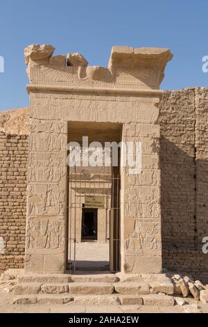 UNESCO Welterbe, Theben in Ägypten, ptolemäischen Tempel von Deir el-Medineh, Hathor gewidmet. Ersten Gate. Stockfoto