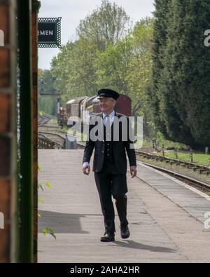 ROTHLEY sehr zentralen Steam Railway, UK - 2015: Station Master auf der Plattform an vntage Station Stockfoto
