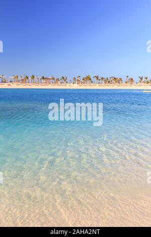 Tropical Beach der Bahamas mit kristallklarem, türkisfarbenem Wasser Stockfoto