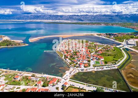 Nin. Historische Altstadt von Nin laguna Luftaufnahme mit Berg Velebit Hintergrund, Dalmatien Region von Kroatien Stockfoto