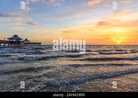 Sonnenuntergang über dem Golf von Mexiko in Fort Myers Beach Stockfoto