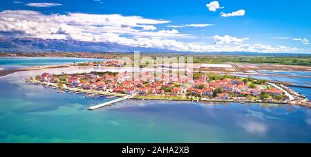 Nin. Historische Altstadt von Nin laguna Antenne Panorama mit Berg Velebit Hintergrund, Dalmatien Region von Kroatien Stockfoto