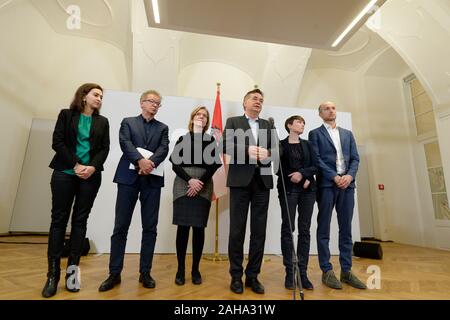 Wien, Österreich. 27. Dezember 2019 Presseerklärung "Fortsetzung der Regierungsverhandlungen" mit dem Bundessprecher für die Grüne Partei (das Grüne Österreich), Werner Kogler. Das Bild zeigt das Verhandlungsteam der Grünen mit (von L bis R) Alamy Zadic, Rudolf Anschober, Leonore Gewessler, Werner Kogler, Sigrid Maurer und Josef Meichenitsch. Kredit: Franz Perc / Alamy Live News Stockfoto