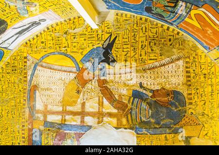 UNESCO Welterbe, Theben in Ägypten, Deir el-Medineh, Grab von Irynefer, Anubis (oder ein Priester das Tragen einer Maske des Anubis) bereitet die Mumie. Stockfoto