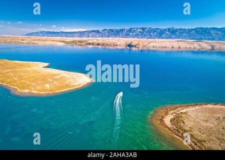 Speed Boot in der Wüste Insel Archipel von Kroatien, Velebit und die Insel Pag, Kroatien Stockfoto