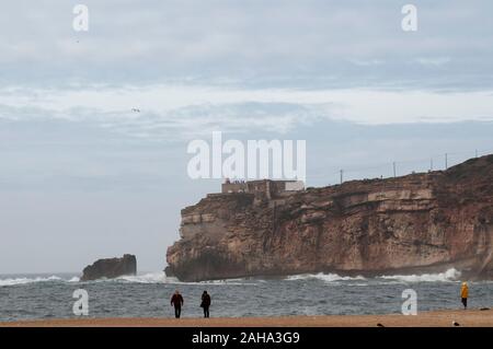 Atlantik Meereslandschaft mit die Felsen und Ufer von Nazare, Portugal Stockfoto