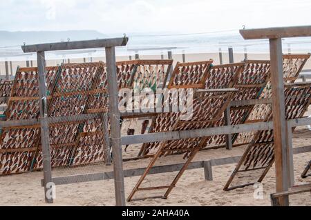 Um die Fische die portugiesischen Fischer trocknen sie die Fische in der Sonne am Strand zu bewahren. In Nazare, Portugal fotografiert. Stockfoto