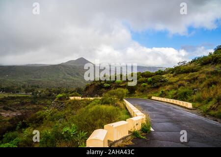 Spanien, Teneriffa, dunkle Wolken über den Bergen rund um den Vulkan Teide, von einer Straße in der Nähe von Bergdorf Masca gesehen, eine schöne Natur Landschaft Stockfoto