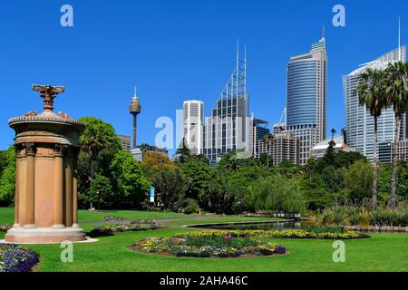 Sydney, NSW, Australien - Oktober 28, 2017: Choragic Denkmal der Lysicrates in öffentlichen Royal Botanic Garden vor der Skyline mit Bürogebäude Stockfoto