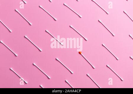 Zusammensetzung vieler Wattestäbchen über rosa Hintergrund mit einem Blut auf die Hygiene Wattestäbchen Stockfoto