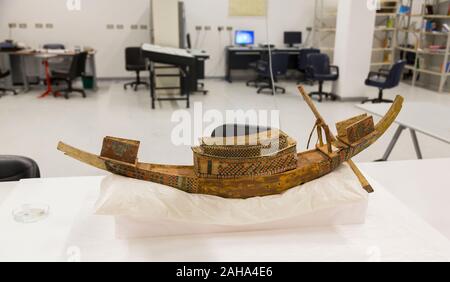 Ägypten, Gizeh, die Conservation Centre des Grand Egyptian Museum. Ein Teil der Schatz des Tutanchamun ist in Restaurierung: Hier, eine Barke. Stockfoto